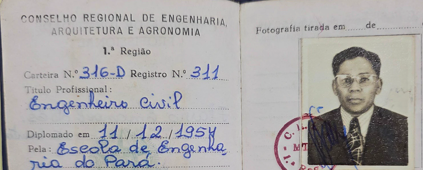 Carteira profissional de Flávio Espírito Santo no CREA, com foto, registrando o diploma de engenheiro civil de 11/12/1954 pela Escola de Engenharia do Pará.
