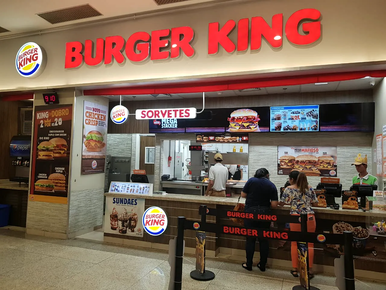Loja do Burger King no Manauara Shopping, com letreiro vermelho e balcão em pedra.