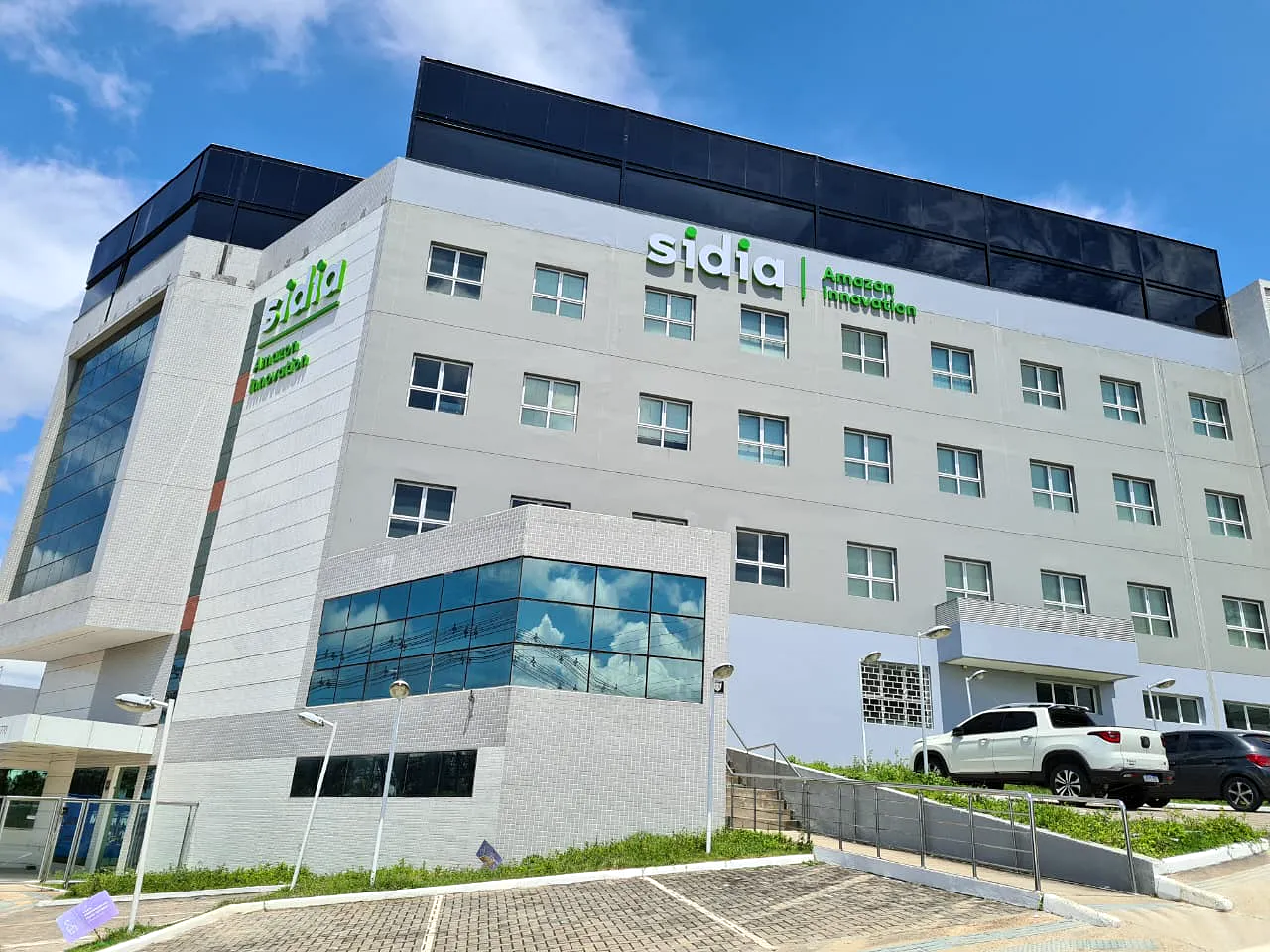 Edifício do Sidia, instituto de ciência e tecnologia, com fachada clara e vidros espelhados.